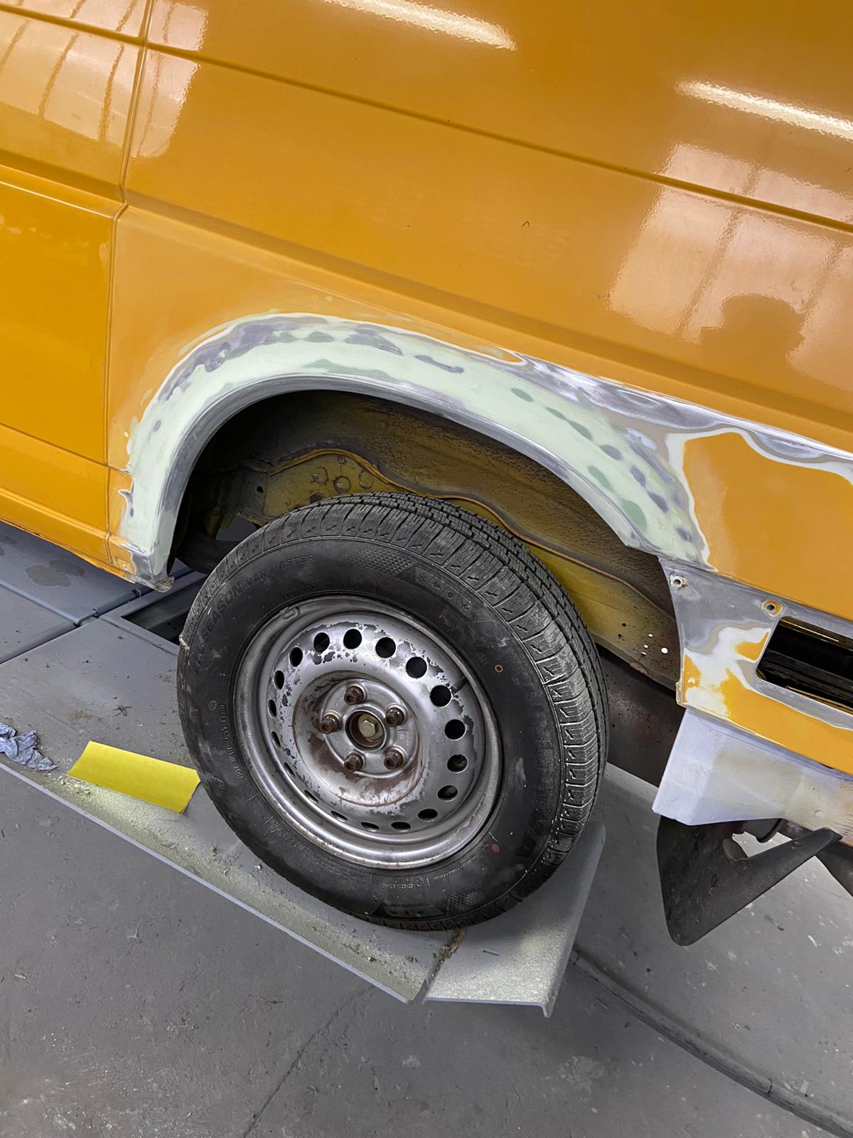 Karosserie- und Lackvorbereitung an einem VW Bus in der Werkstatt