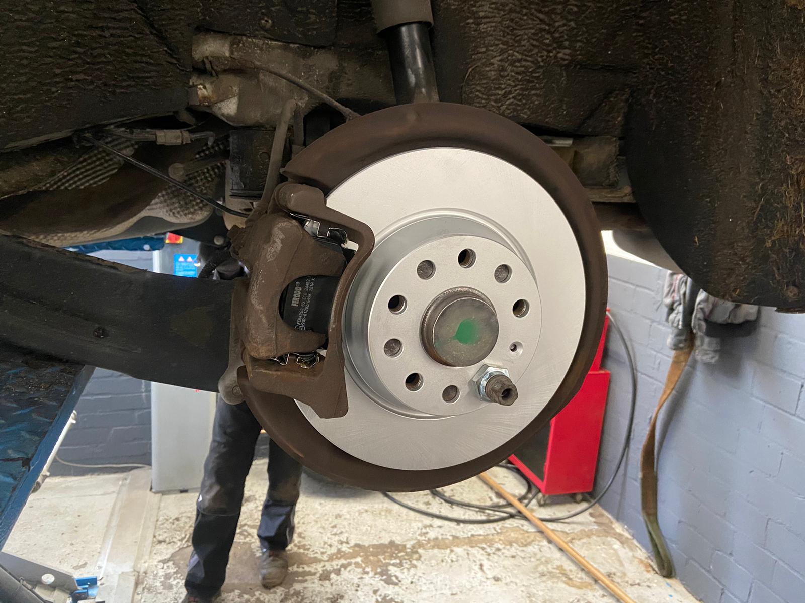 Frisch montierte neue Bremsscheibe mit Bremssattel