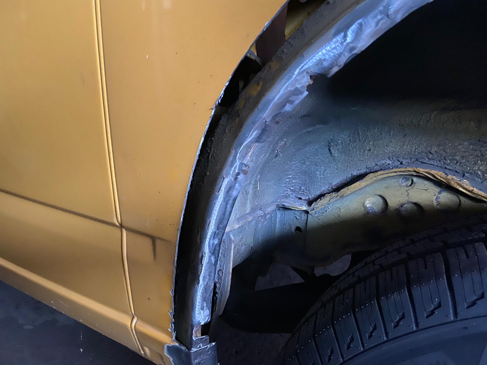 Frisch instandgesetzter und geschweißter Radlauf an einem VW Bus