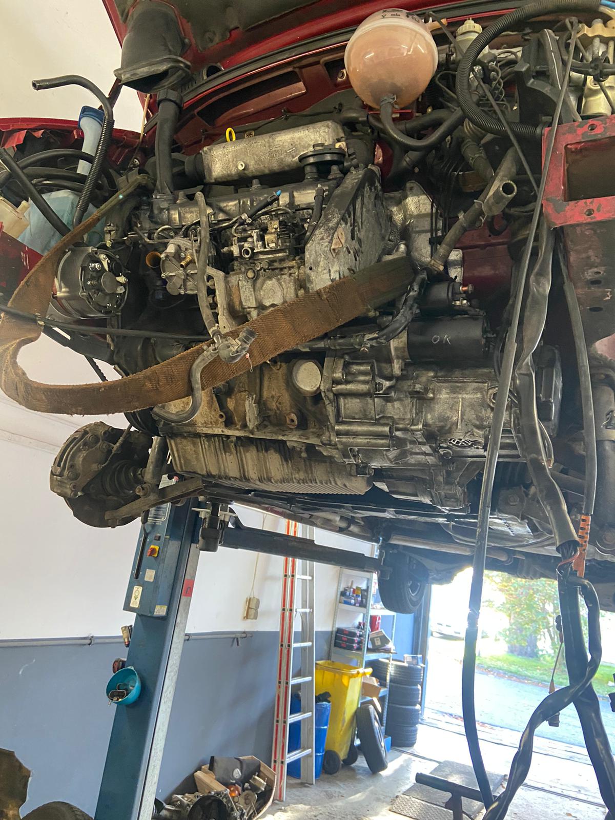 Motor- und Getriebeeinheit von unten auf der Hebebühne